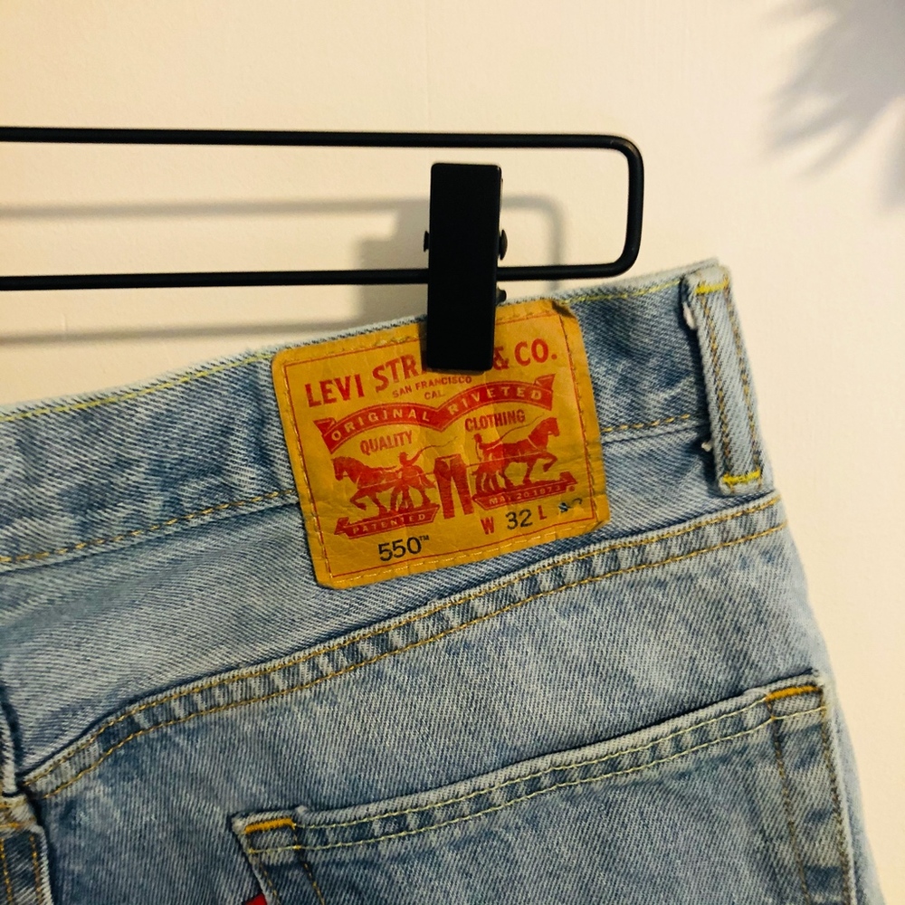 Levi Strauss Light High Rise Mom Cut Off Jeans 32 - Picture 3 of 4